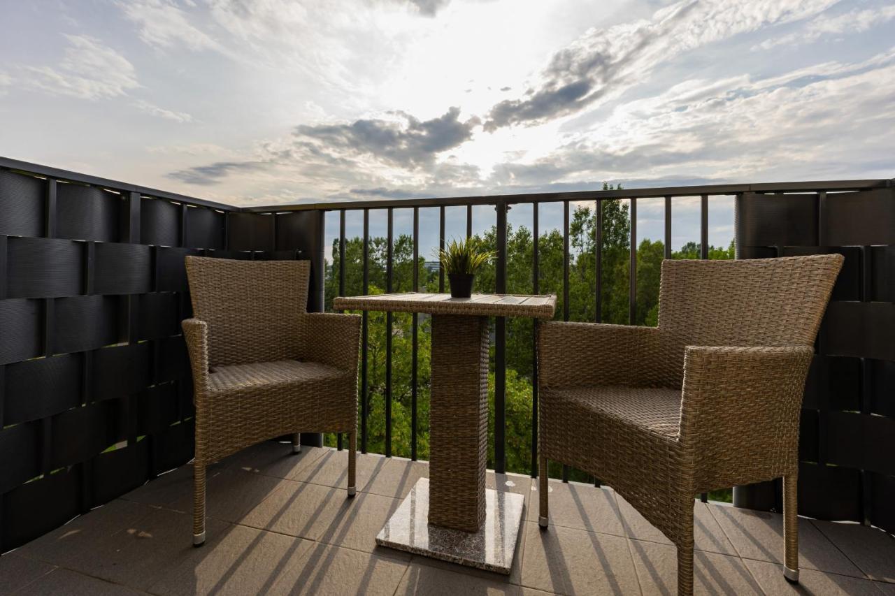 Apartament Urban Wings - Airport With Parking & Balcony By Renters
