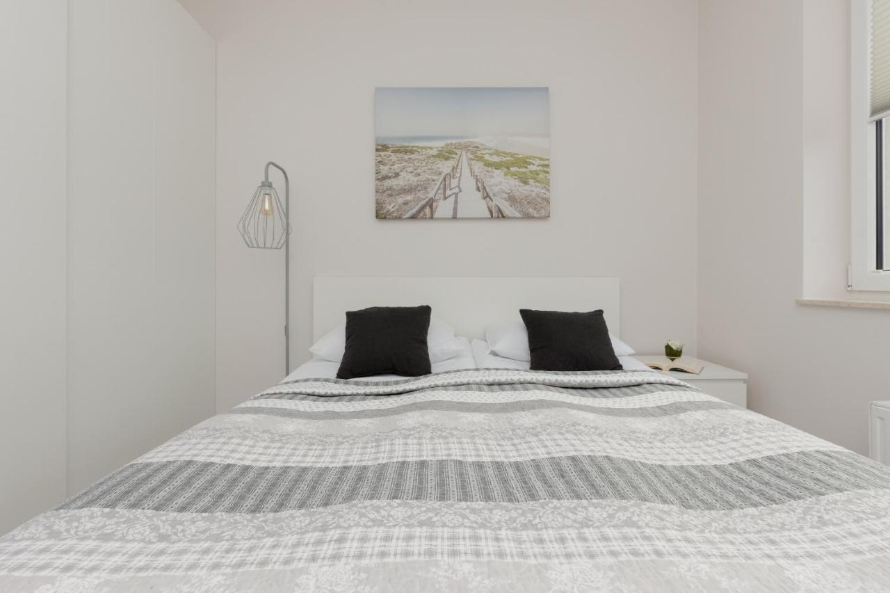 Apartament Urban Wings - Airport With Parking & Balcony By Renters